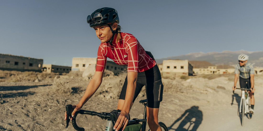 Café du Cycliste Mona Women's Superlight Cycling Jersey Radtrikot Cinder Red Plush