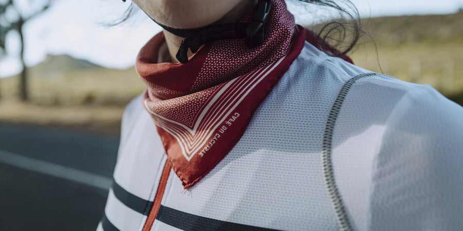 Café du Cycliste Unisex Carré de Soie Silk Scarf Halstuch aus Seide Rot