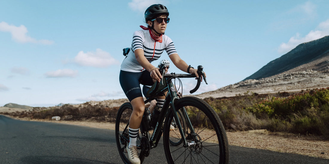 Café du Cycliste Unisex Carré de Soie Silk Scarf Halstuch aus Seide Rot