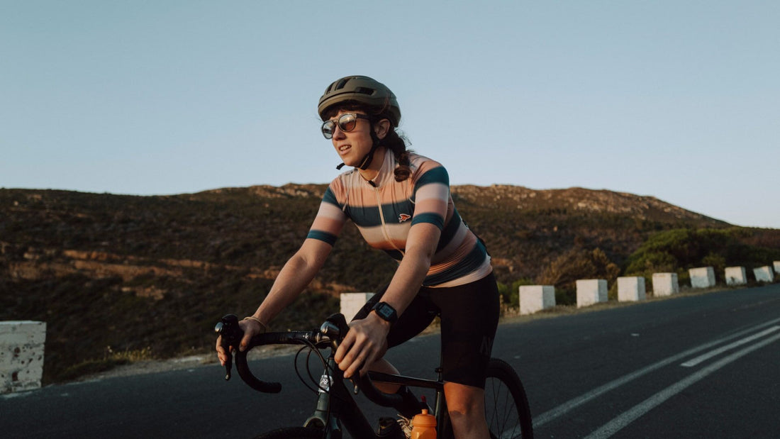 Café du Cycliste Mona Women's Superlight Cycling Jersey Radtrikot Sand/Dutch Coral